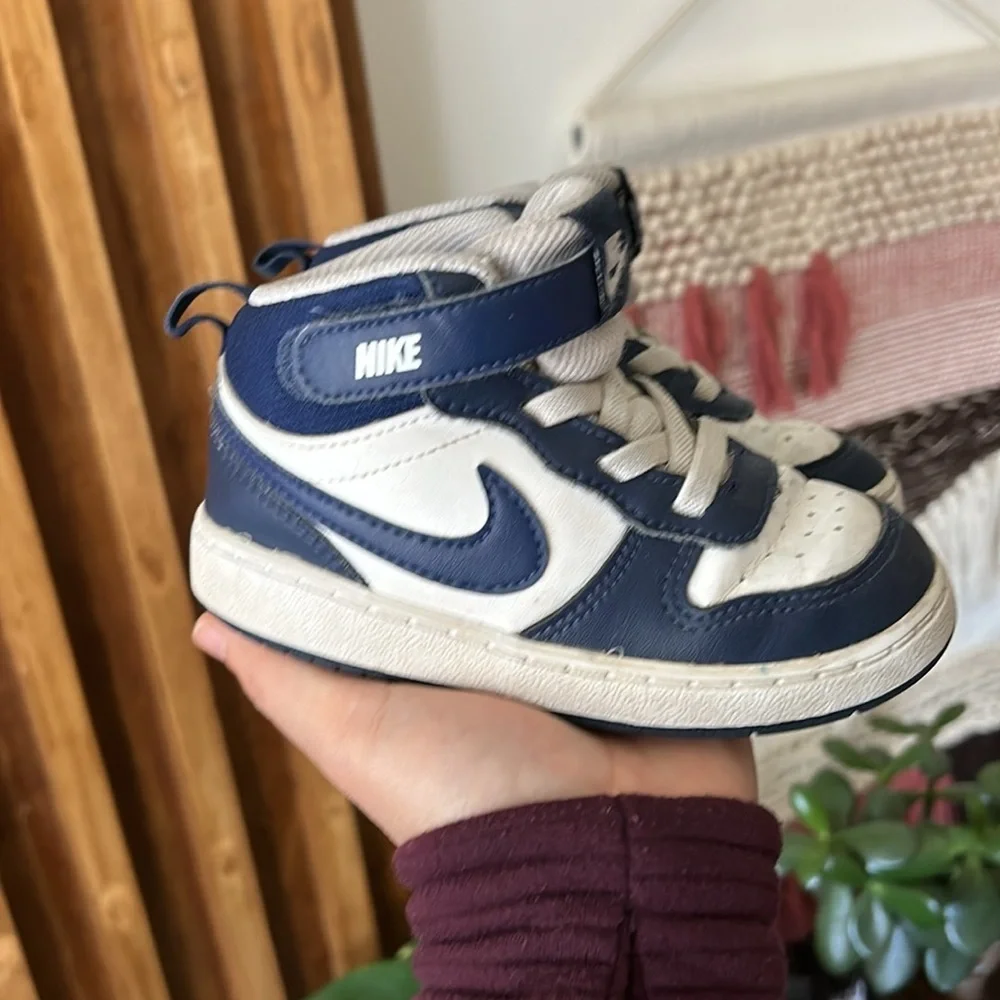 Nike Boy Court Borough Mid 2 Sneakers. 7.5C